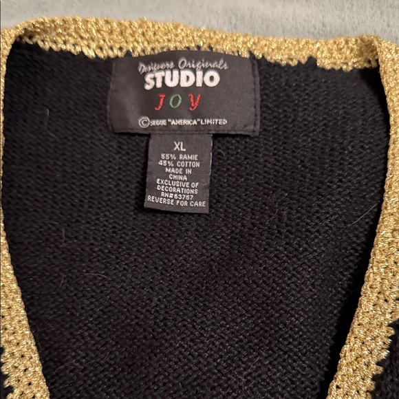 Floral Embroidered Black and Gold Women's Blouse: EXCELLENT CONDITION NO FLAWS - Picture 2 of 10